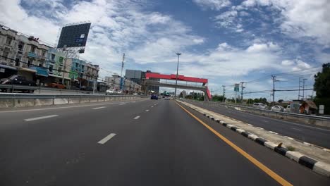 Este-Es-Un-Lapso-De-Tiempo-Con-Una-Cámara-De-Acción-Montada-Frente-Al-Camión,-Conduciendo-De-Pranburi-A-Hua-Hin-Y-De-Hua-Hin-A-Bangkok-En-Phet-Kasem-Road