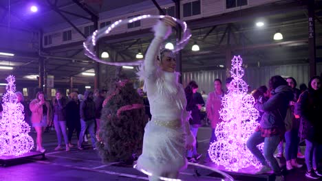 Hula-Hooper-En-El-Mercado-Nocturno-De-Victoria,-Durante-La-Temporada-De-Invierno,-Julio-De-2019,-El-Mercado-Nocturno-De-La-Reina-Victoria-Durante-El-Invierno