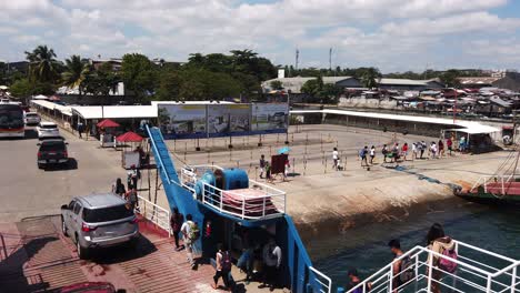 Aufnahmen-Vom-Fährhafen-In-Davao-City-Mit-Autos,-Menschen-Und-Häusern-Im-Hintergrund