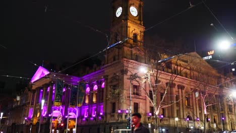 Zeitraffer-Des-Nächtlichen-Verkehrs-Im-Rathaus-Von-Melbourne,-Nächtlicher-Zeitraffer-Der-Stadt-Melbourne