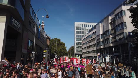 Viele-Demonstranten,-Von-Jugendlichen-„Fridays-For-Future“-Aktivisten-Bis-Hin-Zu-Senioren,-Marschieren-Durch-Die-Straßen-Von-Köln-Und-Fordern-Eine-Reduzierung-Fossiler-Brennstoffe
