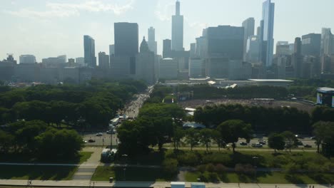 Dolly-Aéreo-Disparó-Más-Allá-De-Las-Multitudes-De-Lollapalooza-En-Chicago,-Illinois