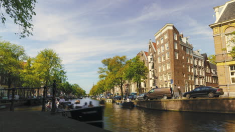 Turistas-Visitando-El-Centro-De-Amsterdam