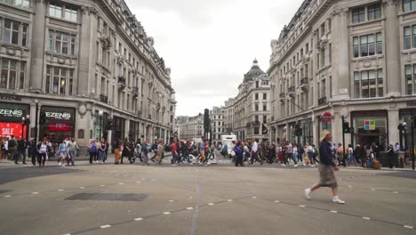 Mucha-Gente-Cruzando-La-Calle-Oxford-En-Londres,-La-Vida-Diaria-En-La-Ciudad-Capital