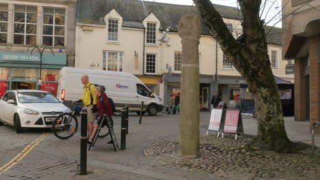 Truro-„High-Cross“-Altes-Historisches-Denkmal-Wurde-Wieder-Dorthin-Zurückgebaut,-Wo-Es-Hingehört,-Cornwall,-England,-Vereinigtes-Königreich