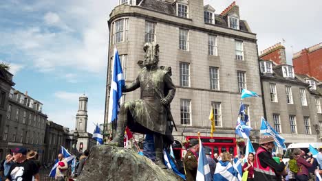 Eine-Statue-Der-Gordon-Highlanders-Mit-Dem-Saltire-Bei-Einem-Pro-schottischen-Unabhängigkeitsmarsch