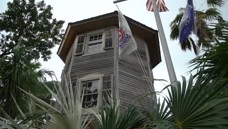 Antigua-Casa-Caribeña-Con-Un-Asta-De-Bandera-Náutica-Delante-En-Un-Día-Nublado