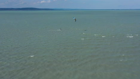 Kite-Windsurf-En-El-Lago-Balaton-En-Hungría-Grabado-Con-Un-Dji-Mavic-2-Pro
