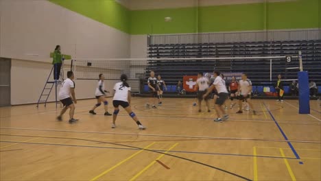 Tiro-De-Jugadoras-De-Voleibol-De-Más-De-Años-Reunidas-En-El-Juego-Maestro-Mundial-En-El-Estadio-De-Confianza-De-Waitakere