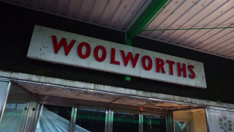 Das-Ehemalige-Woolworths-Geschäft-Im-Stadtzentrum,-Ikonisch,-Niedergang-Der-Hauptstraße,-Armut,-Zusammenbruch,-Industrieller-Niedergang-Von-Stoke-On-Trent,-Staffordshire