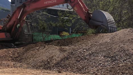 Amplia-Toma-De-Excavadoras-Hitachi-Zaxis-Trabajando-En-Un-Sitio-De-Construcción-En-Ciudad-Del-Cabo,-Sudáfrica