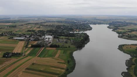 Luftaufnahme-Der-Industriellen-Landwirtschaftlichen-Anlage,-Umgeben-Von-Feldern-Und-Fluss