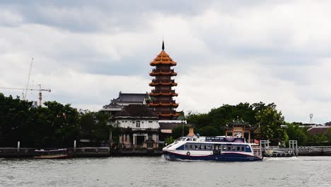 El-Templo-Y-Pagoda-Che-Chin-Khor-En-El-Río-Chaophraya-Es-Famoso-Entre-Los-Devotos-Y-Entre-Los-Dibujantes,-Fotógrafos-Y-Turistas-De-Todo-El-Mundo