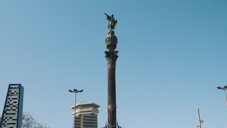 Estatua-De-Colón-En-Barcelona,-España-Con-Cielo-Azul-Claro