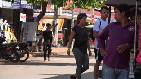 Tourist-Couple-Crossing-the-Road