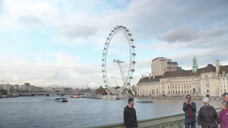 Turistas-Observando-El-Río-Támesis,-El-Ojo-De-Londres-Y-El-Paisaje-Urbano-Del-Ayuntamiento