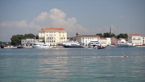 Boote-Und-Tolle-Architektur-An-Der-Uferpromenade-Von-Porec-In-Kroatien