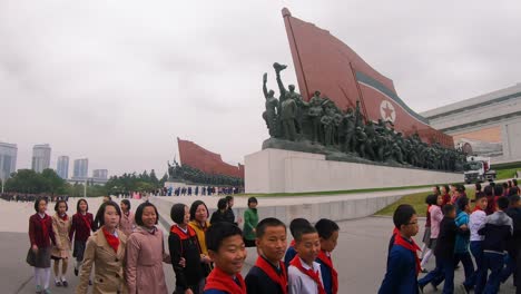 Schulkinder-Der-Nordkoreanischen-Kindervereinigung-Gehen-Am-Mansudae-Denkmal-Vorbei