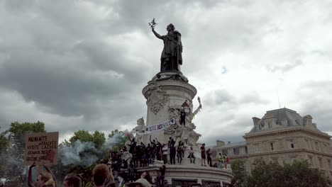 Aufnahme-Von-Demonstranten-Auf-Der-Statue-Des-Place-De-La-République-Während-Der-Black-Lives-Matter-Proteste-In-Paris,-Frankreich
