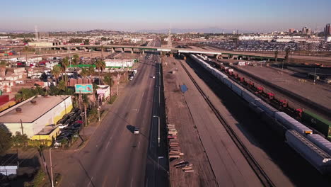 Vista-Aérea-De-San-Pedro,-Amplia-Carretera-No-Concurrida-En-Zona-Industrial,-Industria-Naviera-Y-Patio-Ferroviario