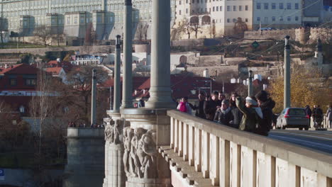 Fußgänger-Bleiben-Im-Winter-Stehen,-Um-Von-Der-Brücke-In-Prag-Hinauszustarren