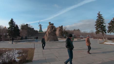 Los-Turistas-Visitan-La-Escultura-De-Pie-Hasta-La-Muerte-Y-El-Monumento-A-Las-Llamadas-De-La-Patria