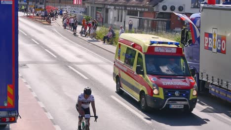 Sanitätsfahrzeug-Mit-Warnblitz-Fährt-Vorbei