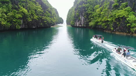 Toma-De-Drones-De-Lanchas-Rápidas-Navegando-En-Una-Laguna-Azul-En-Palawan,-Filipinas