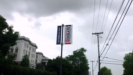 Toma-De-Seguimiento-Suave-De-Un-Cartel-Del-Debate-Presidencial-De-2020-Que-Se-Muestra-Fuera-De-La-Universidad-De-Belmont-En-Nashville,-Tn