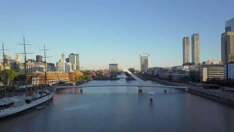 Luftaufnahme-über-Puente-De-La-Mujer-Und-Blick-Auf-Den-Fluss-La-Plata-In-Buenos-Aires