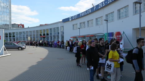 Der-Haupteingang-Zum-Zentrum-Und-Die-Schlange-Der-Wartenden-Menschen-Vor-Der-Veranstaltung-Der-Anime--Und-Japanischen-Manga-Fans,-Die-Sich-Beim-Animefest-In-Brünn-Auf-Der-Ausstellung-In-120-Bildern-Pro-Sekunde-Versammeln