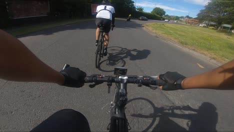 Pov-Siguiendo-Al-Ciclista-Por-Rickmansworth-Road,-Pasando-La-Rotonda-Y-Subiendo-Por-Baldwins-Lane