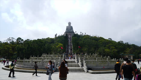 Hong-Kong,-Circa:-Lapso-De-Tiempo-El-Gran-Buda-En-El-Pueblo-De-Nong-Ping,-Hong-Kong