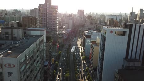 Luftaufnahme-Der-Xinyi-Straße-Und-Des-Bezirks-In-Der-Innenstadt-Von-Taipeh,-Taiwan