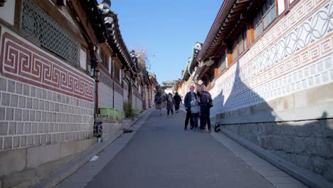 Timelapse-De-Turistas-En-El-Pueblo-De-Bukchon-Hanoak-En-Seúl