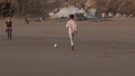 Mutter-Und-Sohn-Spielen-Und-Kicken-An-Einem-Spätsommerabend-Am-Strand-Von-Perranporth-Einen-Fußball-Hin-Und-Her