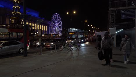 Escena-De-La-Calle-Urbana-Del-Mercado-Navideño-De-Liverpool-Por-La-Noche,-Luces-De-Hadas,-Paisaje-Urbano-En-Cámara-Lenta