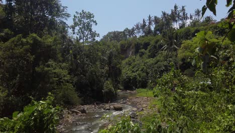 Visitors-enjoying-the-Tegenungan-Waterfall-in-Ubud,-a-tourist-hotspot-in-Bali