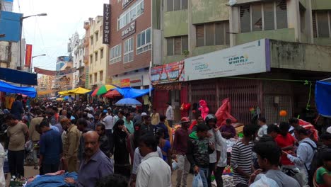 Bangalore,-India---Crowded-Scenery-in-Chickpet-Market-With-Different-Buildings-On-A-Sunny-Day---Steady-Shot