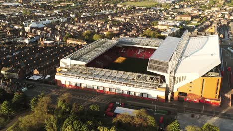 Ikonisches-Liverpool-Anfield-LFC-Stadion,-Fußballplatz,-Luftaufnahme,-Hohe-Umlaufbahn,-Linke-Ansicht