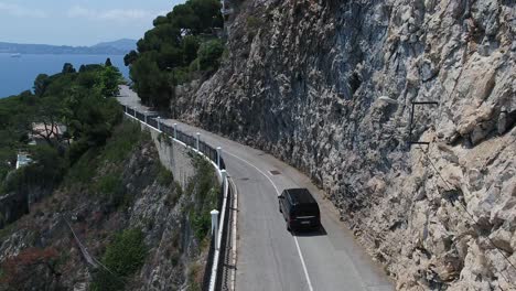 Vehículo-Que-Pasa-A-Un-Corredor-En-Una-Estrecha-Carretera-De-Montaña