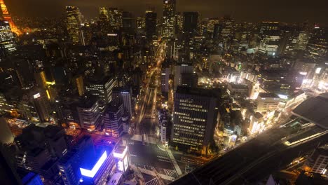 Lapso-De-Tiempo-De-La-Vista-De-La-Ciudad-De-Tokio-Por-La-Noche,-Luces-De-Automóviles-Y-Trenes-Que-Se-Mueven-Por-La-Gran-Ciudad