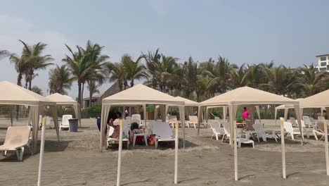 Baldachin-Baldachin-Am-Sandstrand-Von-Acapulco,-Mexiko-Und-Strandmassage,-Kopierraum