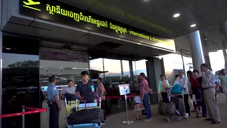 Phnom-Pehn,-Camboya:-Gente-En-La-Entrada-Del-Aeropuerto-Internacional-De-Phnom-Pehn-Fuertemente-Custodiada-Por-El-Ejército-En-Previsión-Del-Regreso-El-9-De-Noviembre-Del-Líder-Del-Partido-De-La-Oposición