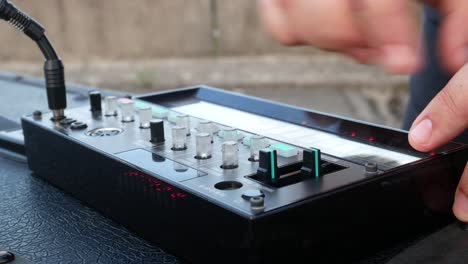 Mädchen-Spielt-Auf-Einem-Open-Air-Konzert-Ein-Analoges-Elektronisches-Loop-Synthesizer-Instrument