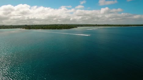 Zwei-Schnellboote-Segeln-Vor-Der-Küste-Einer-Exotischen-Insel-Im-Türkisfarbenen-Wasser-Des-Tropischen-Meeres,-Filmische-Luftaufnahmen