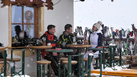 Freunde-An-Der-Bar-Des-Skigebiets-Bei-Schneefall