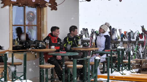 Amigos-En-El-Bar-De-La-Estación-De-Esquí-Durante-Las-Nevadas