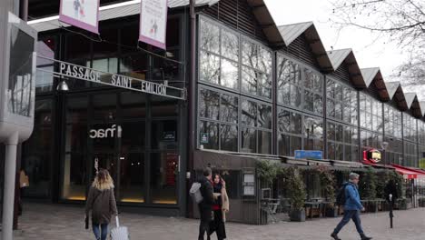 Pasaje-Saint-Emilion-En-El-Pueblo-De-Bercy-En-París-Con-Poca-Gente-Pasando-Durante-El-Día-Nublado