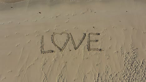 Liebe-Ist-In-Den-Sand-Eines-Strandes-Eingraviert-Und-Wird-Immer-Größer